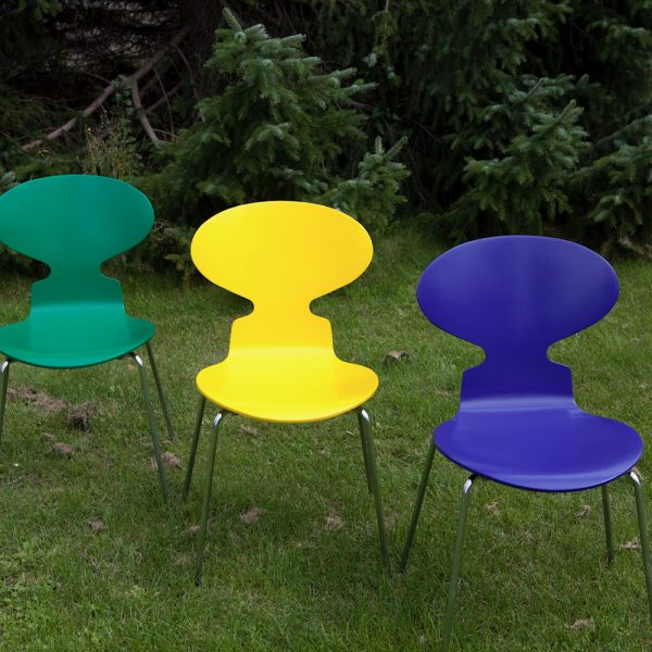 Tre Arne Jacobsen Myrer-stole i grøn, gul og blå på græs