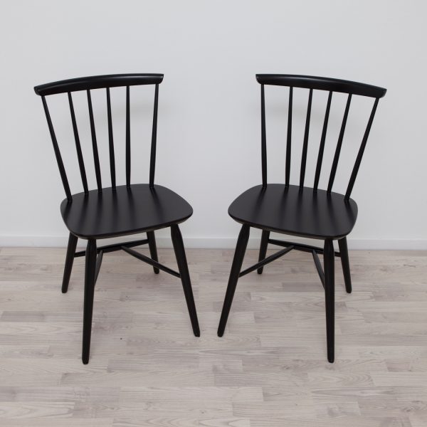 To sorte FDB J46-stole på lyst trægulv
