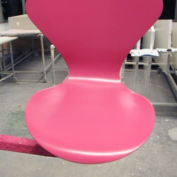 Sprøjtemaling af Arne Jacobsen stole i lyserød